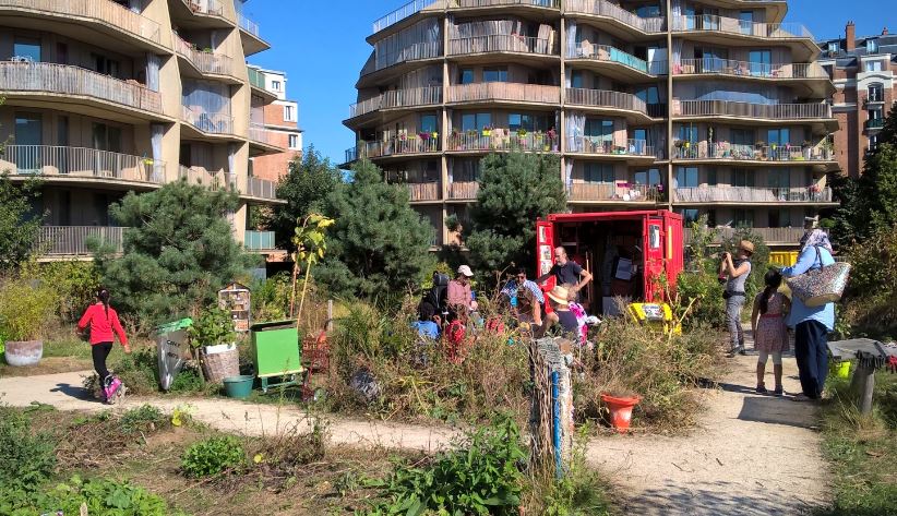 Atelier jardinage au sein d'un jardin solidaire